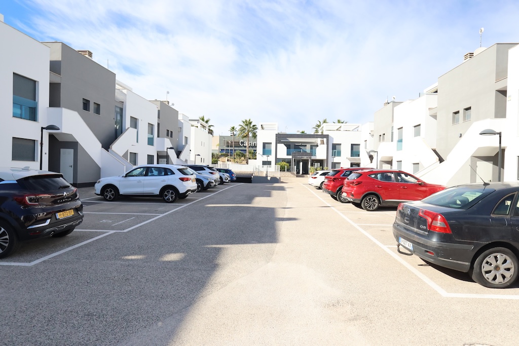 BUNGALOW EN PLANTA BAJA CON DOBLE JARDÍN Y ACCESO A PISCINA EN ZENIA BOULEVARD