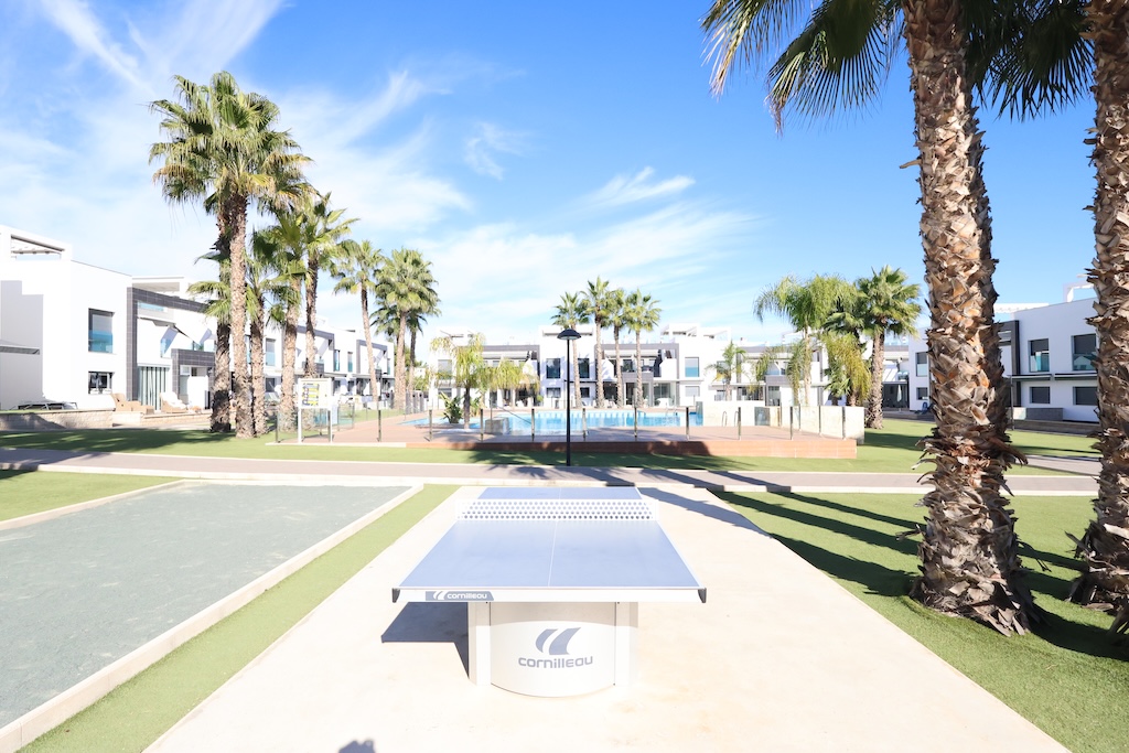 BUNGALOW EN PLANTA BAJA CON DOBLE JARDÍN Y ACCESO A PISCINA EN ZENIA BOULEVARD