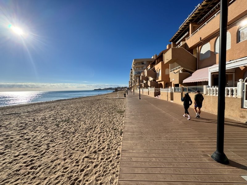 APARTAMENTO EN PRIMERA LÍNEA DE PLAYA CON TERRAZA Y PLAZA DE GARAJE