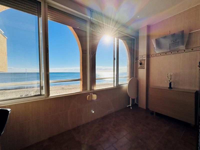 APARTAMENTO EN PRIMERA LÍNEA DE PLAYA CON TERRAZA Y PLAZA DE GARAJE