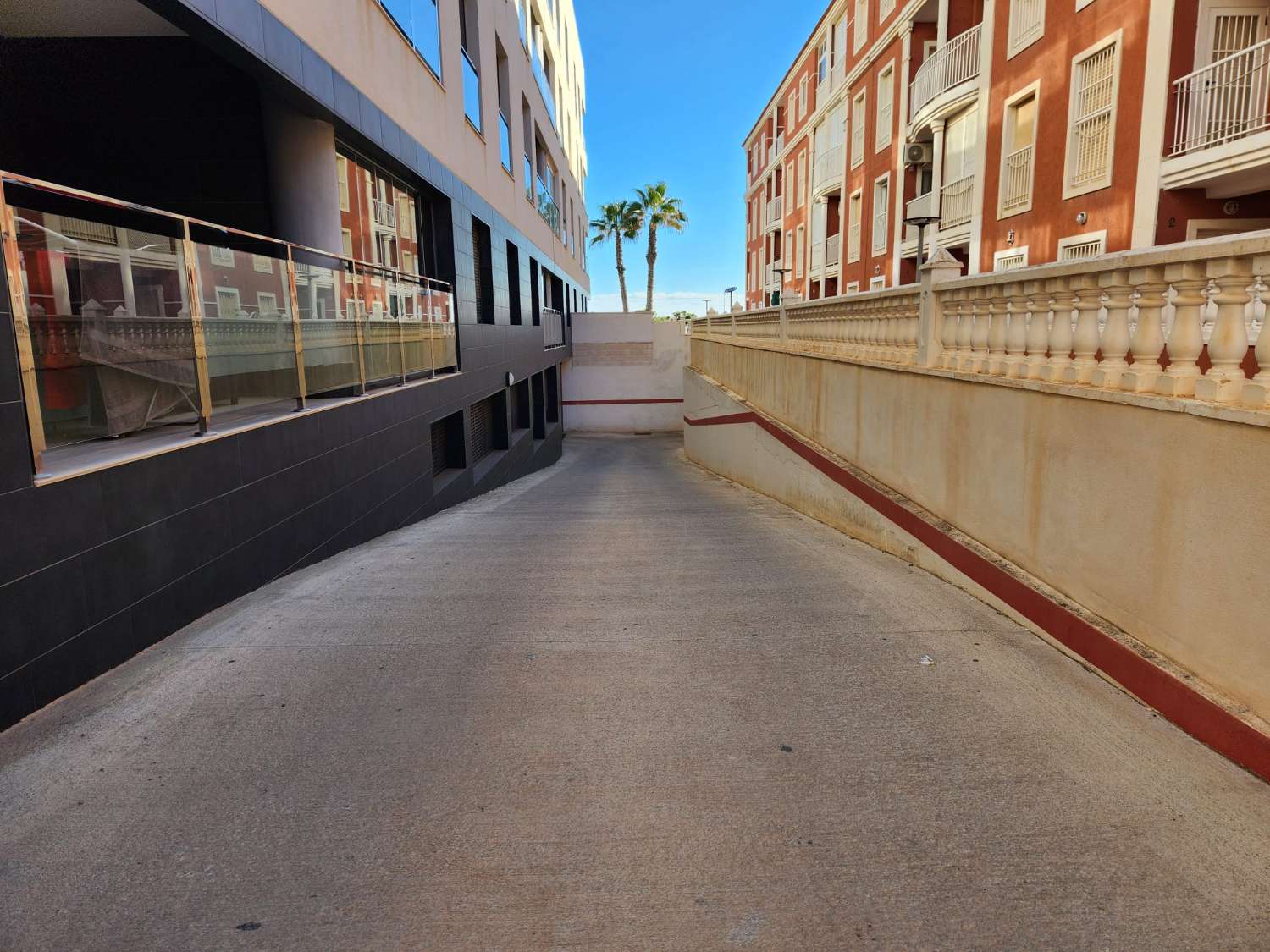 APARTAMENTO EN PRIMERA LÍNEA DE PLAYA CON TERRAZA Y PLAZA DE GARAJE