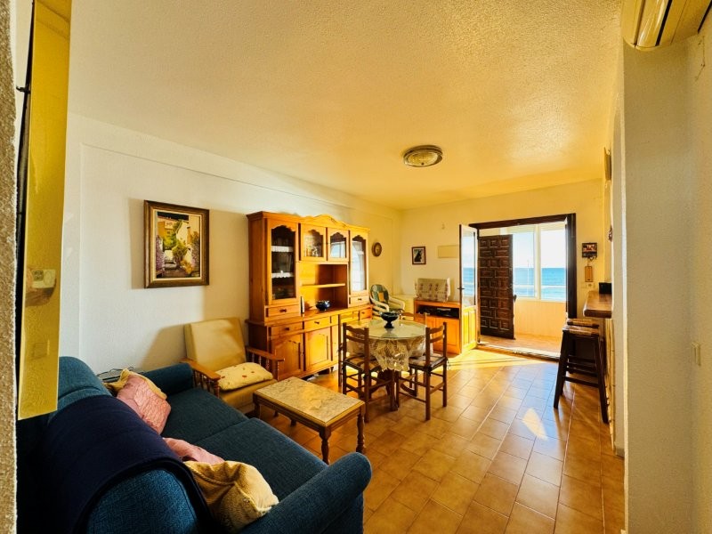 APARTAMENTO EN PRIMERA LÍNEA DE PLAYA CON TERRAZA Y PLAZA DE GARAJE