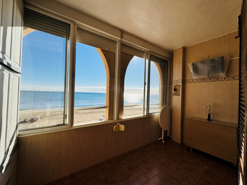 APARTAMENTO EN PRIMERA LÍNEA DE PLAYA CON TERRAZA Y PLAZA DE GARAJE
