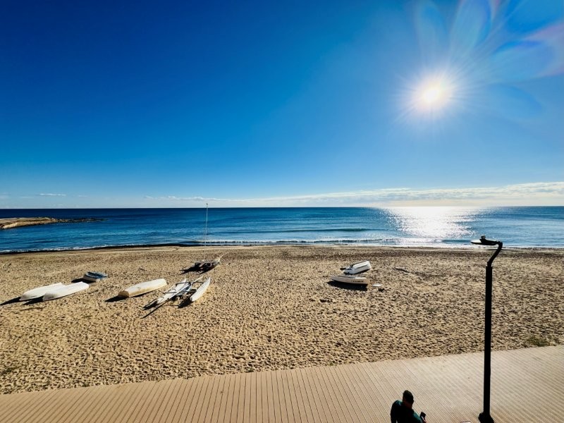 APARTAMENTO EN PRIMERA LÍNEA DE PLAYA CON TERRAZA Y PLAZA DE GARAJE