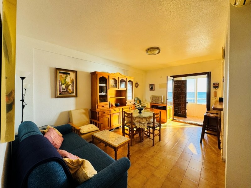APARTAMENTO EN PRIMERA LÍNEA DE PLAYA CON TERRAZA Y PLAZA DE GARAJE
