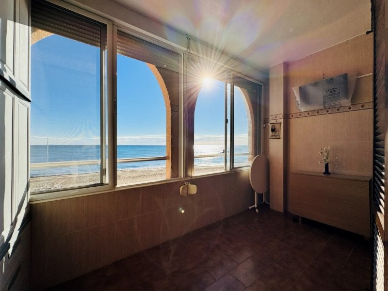 APARTAMENTO EN PRIMERA LÍNEA DE PLAYA CON TERRAZA Y PLAZA DE GARAJE