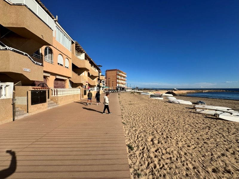 APARTAMENTO EN PRIMERA LÍNEA DE PLAYA CON TERRAZA Y PLAZA DE GARAJE