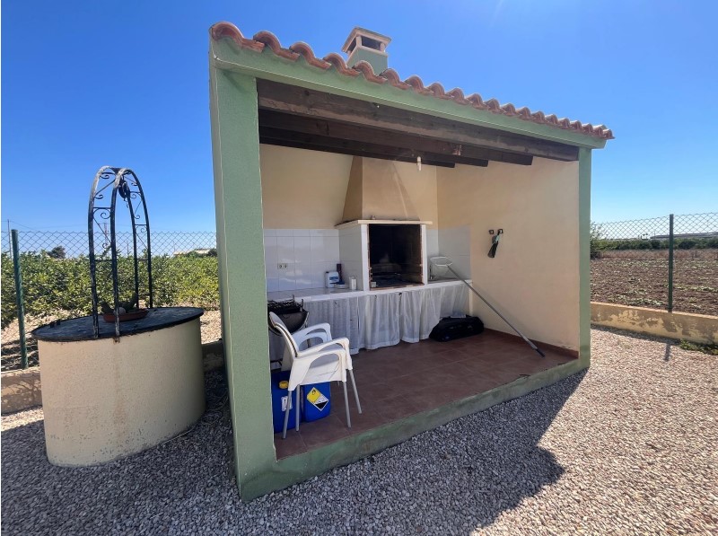 FINCA RÚSTICA CON GRAN PARCELA, PISCINA Y CUADRAS PARA CABALLOS