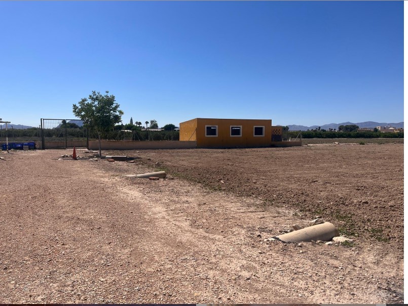 FINCA RÚSTICA CON GRAN PARCELA, PISCINA Y CUADRAS PARA CABALLOS