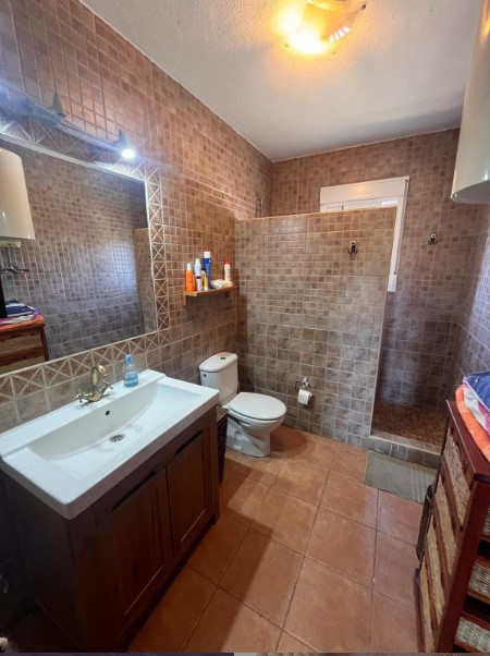 FINCA RÚSTICA CON GRAN PARCELA, PISCINA Y CUADRAS PARA CABALLOS