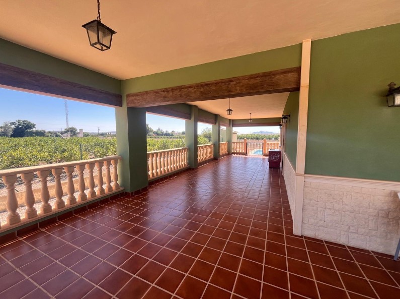 FINCA RÚSTICA CON GRAN PARCELA, PISCINA Y CUADRAS PARA CABALLOS