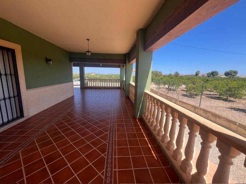 FINCA RÚSTICA CON GRAN PARCELA, PISCINA Y CUADRAS PARA CABALLOS