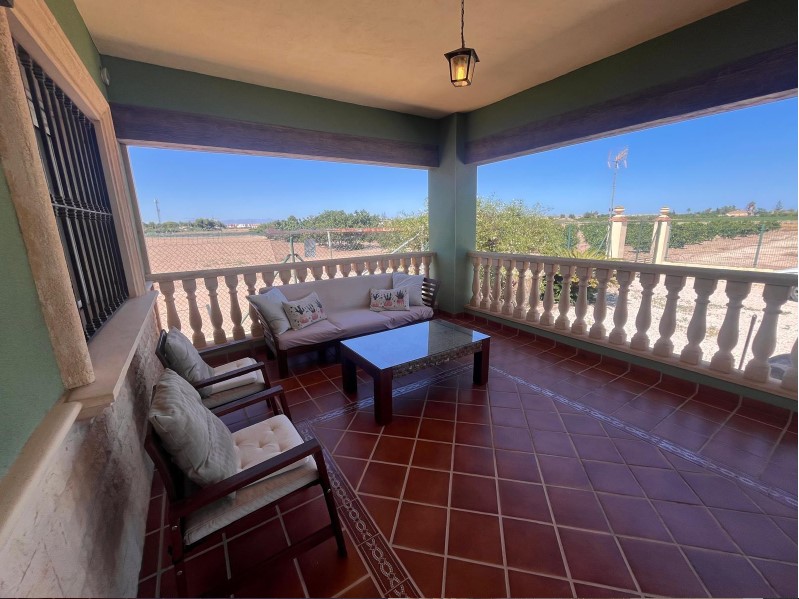 FINCA RÚSTICA CON GRAN PARCELA, PISCINA Y CUADRAS PARA CABALLOS