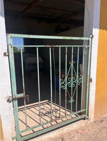 FINCA RÚSTICA CON GRAN PARCELA, PISCINA Y CUADRAS PARA CABALLOS