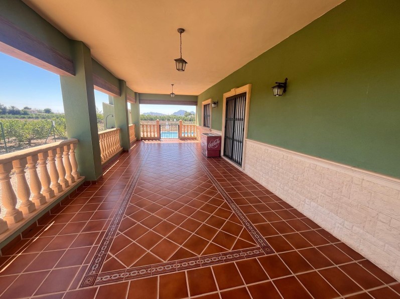 FINCA RÚSTICA CON GRAN PARCELA, PISCINA Y CUADRAS PARA CABALLOS