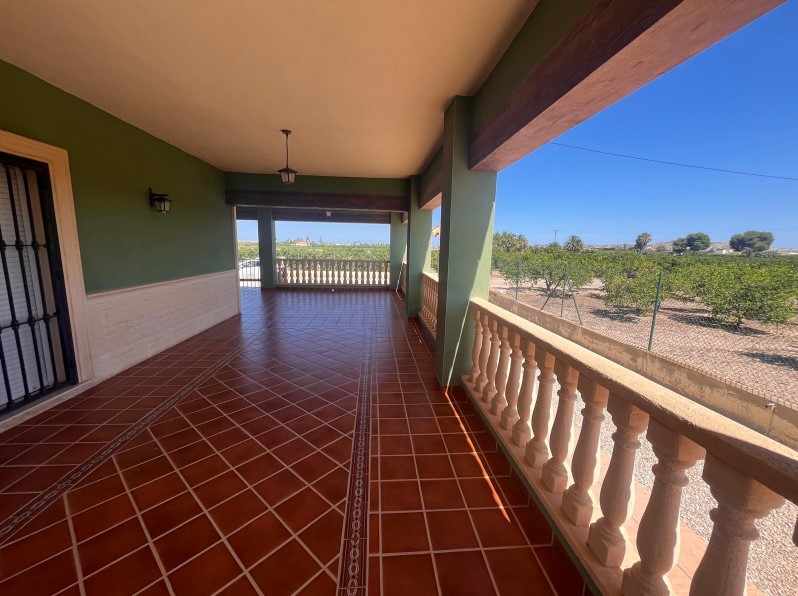 FINCA RÚSTICA CON GRAN PARCELA, PISCINA Y CUADRAS PARA CABALLOS