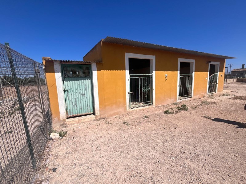 FINCA RÚSTICA CON GRAN PARCELA, PISCINA Y CUADRAS PARA CABALLOS