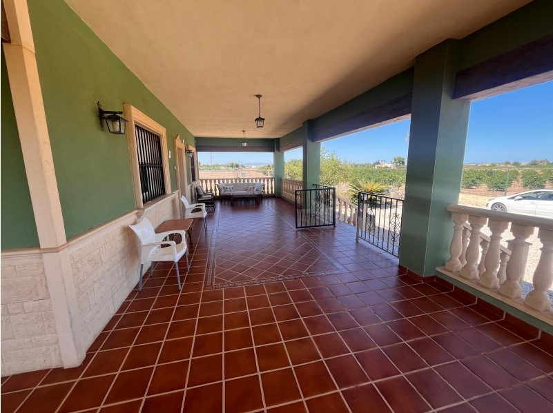 FINCA RÚSTICA CON GRAN PARCELA, PISCINA Y CUADRAS PARA CABALLOS