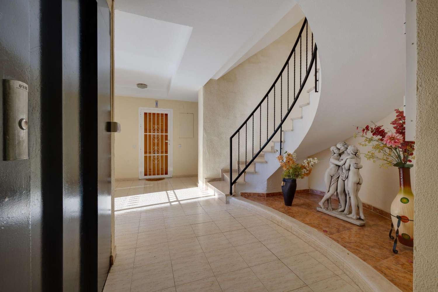 APPARTAMENTO AL PIANO TERRA CON TERRAZZA E VISTA SULLA PISCINA