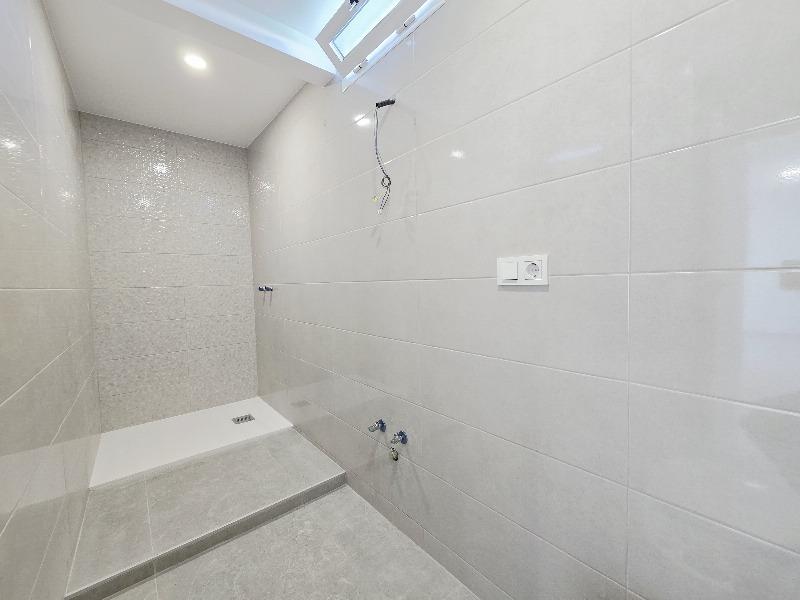 بنتهاوس حصري مجدد يبعد درجات من المسابح الطبيعية