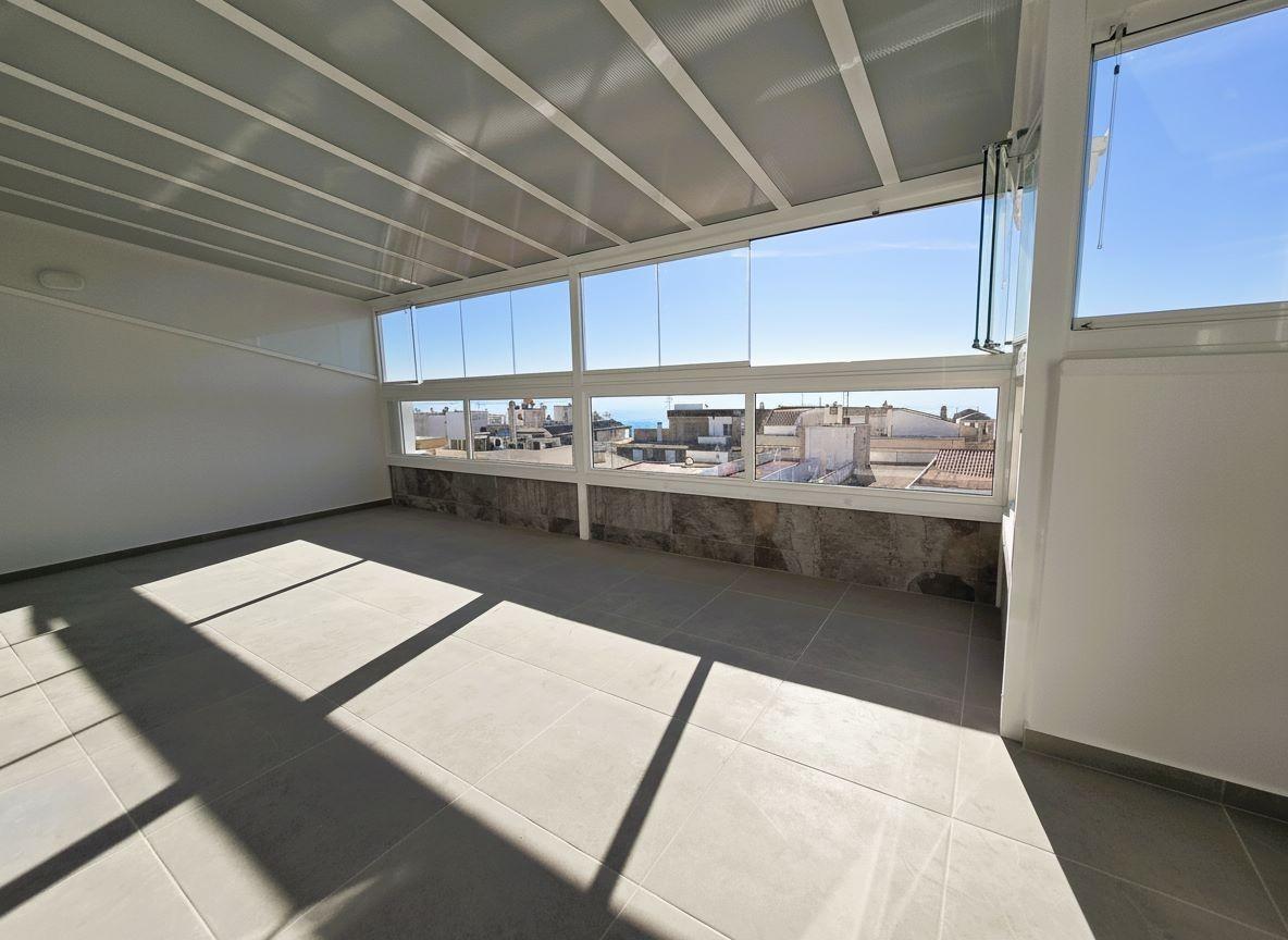 بنتهاوس حصري مجدد يبعد درجات من المسابح الطبيعية