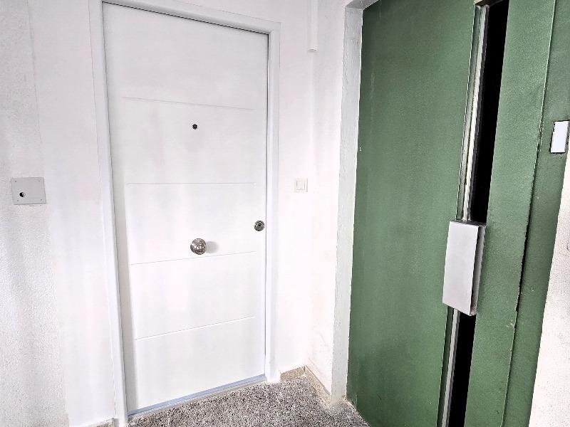 بنتهاوس حصري مجدد يبعد درجات من المسابح الطبيعية