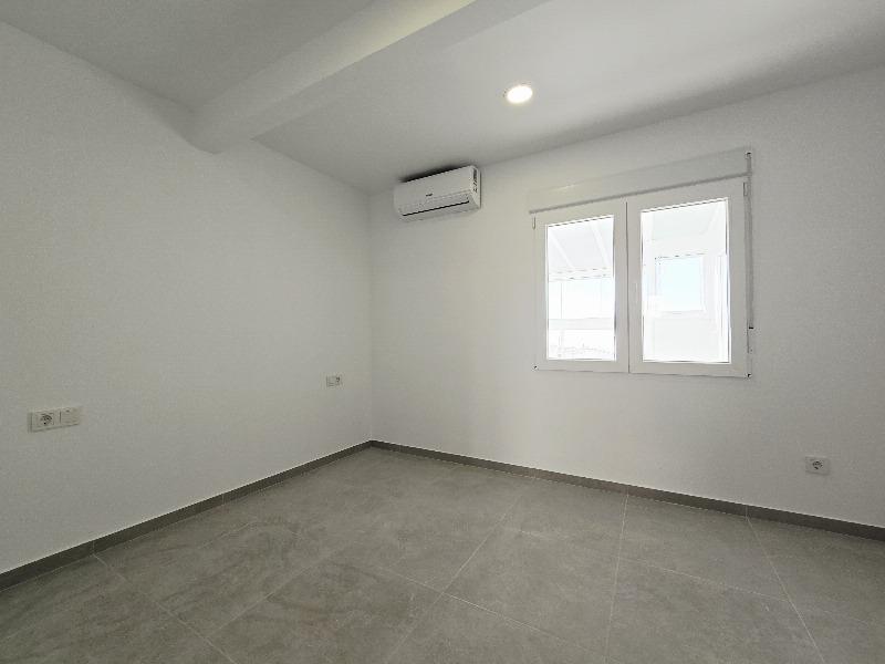 بنتهاوس حصري مجدد يبعد درجات من المسابح الطبيعية