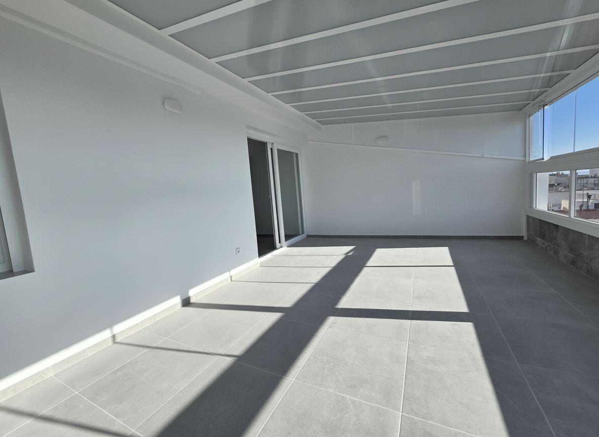 بنتهاوس حصري مجدد يبعد درجات من المسابح الطبيعية