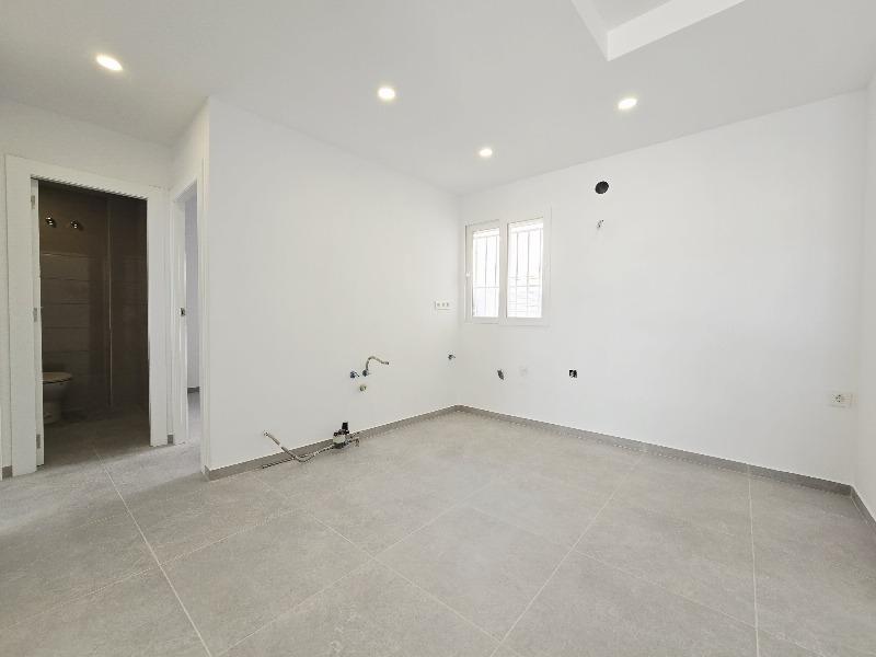 بنتهاوس حصري مجدد يبعد درجات من المسابح الطبيعية