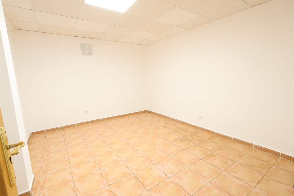 فيلا منفصلة في فيلامارتين مع قبو وقطعة أرض كبيرة وقريبة من ملاعب الغولف