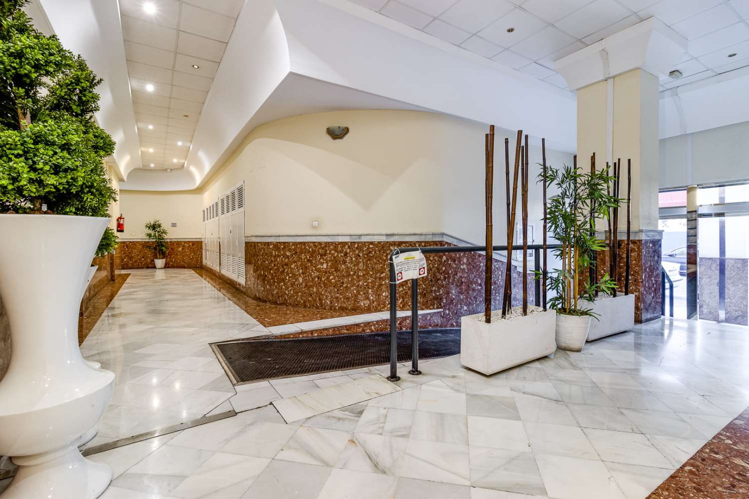 КВАРТИРА С ТЕРРАСОЙ, БАССЕЙНОМ И ГАРАЖОМ В ПРИВИЛЕГИРОВАННОМ РАЙОНЕ ТОРРЕВЬЕХИ