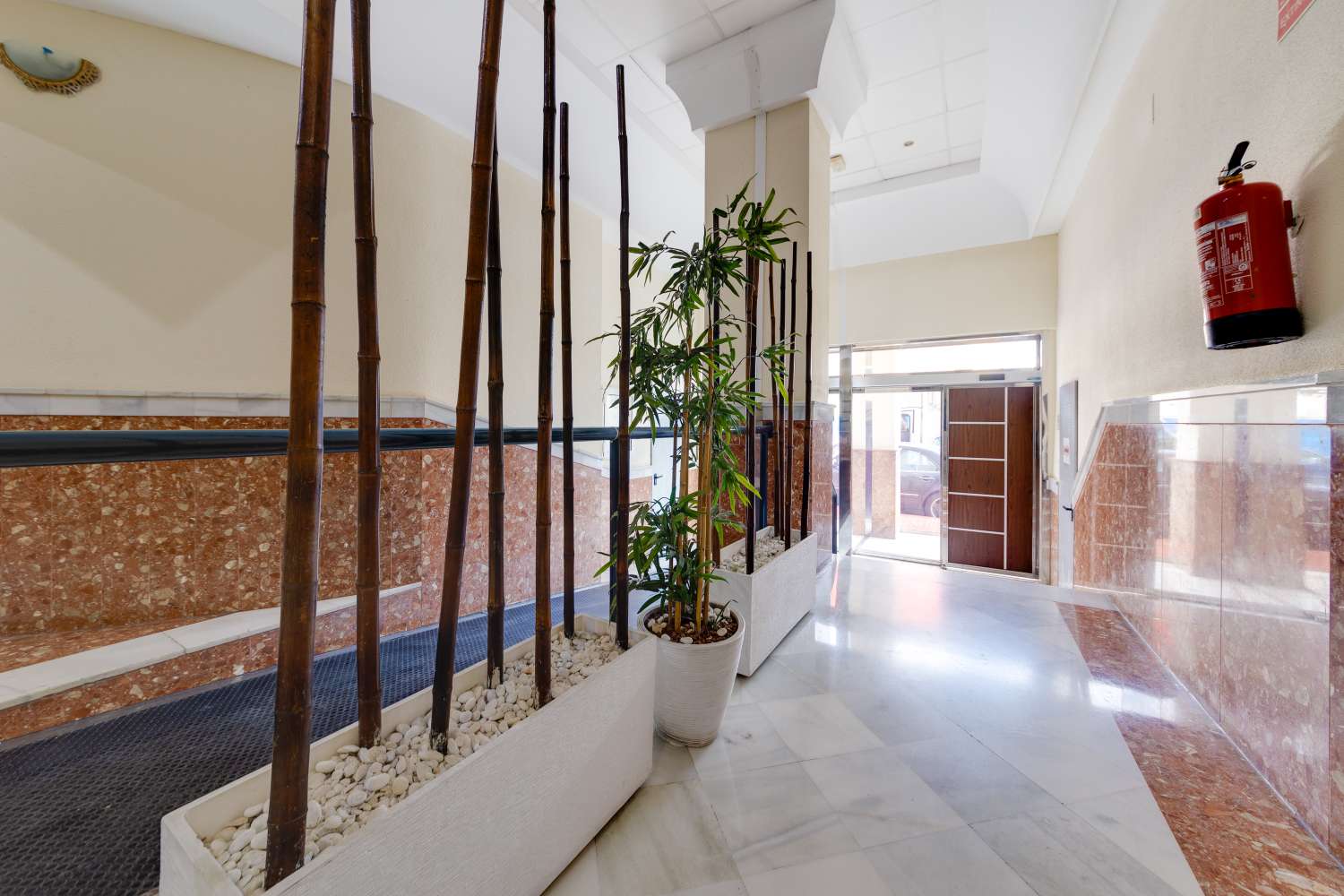 КВАРТИРА С ТЕРРАСОЙ, БАССЕЙНОМ И ГАРАЖОМ В ПРИВИЛЕГИРОВАННОМ РАЙОНЕ ТОРРЕВЬЕХИ