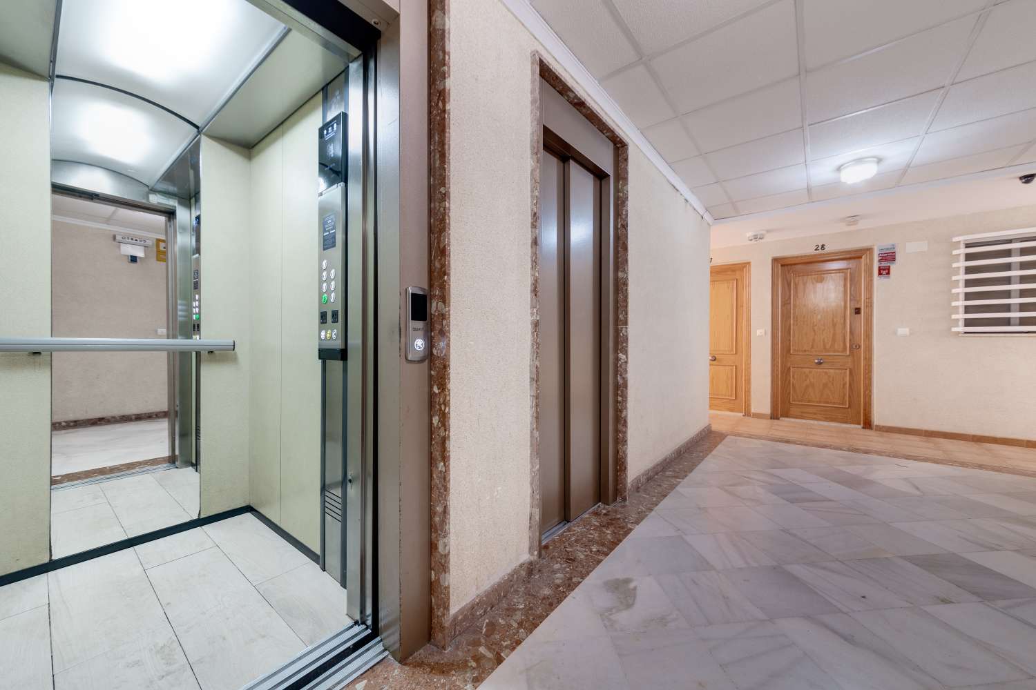 КВАРТИРА С ТЕРРАСОЙ, БАССЕЙНОМ И ГАРАЖОМ В ПРИВИЛЕГИРОВАННОМ РАЙОНЕ ТОРРЕВЬЕХИ