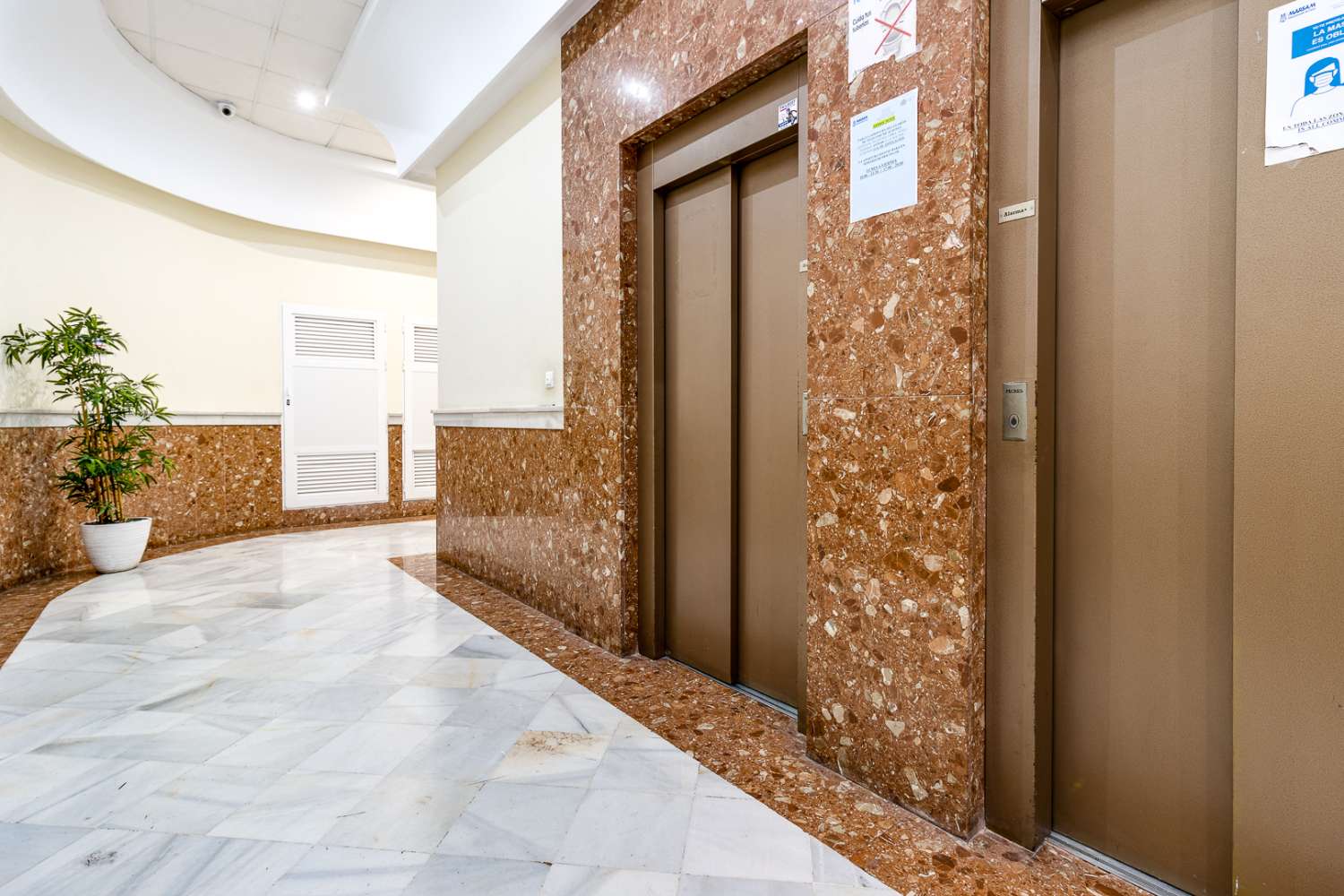 КВАРТИРА С ТЕРРАСОЙ, БАССЕЙНОМ И ГАРАЖОМ В ПРИВИЛЕГИРОВАННОМ РАЙОНЕ ТОРРЕВЬЕХИ