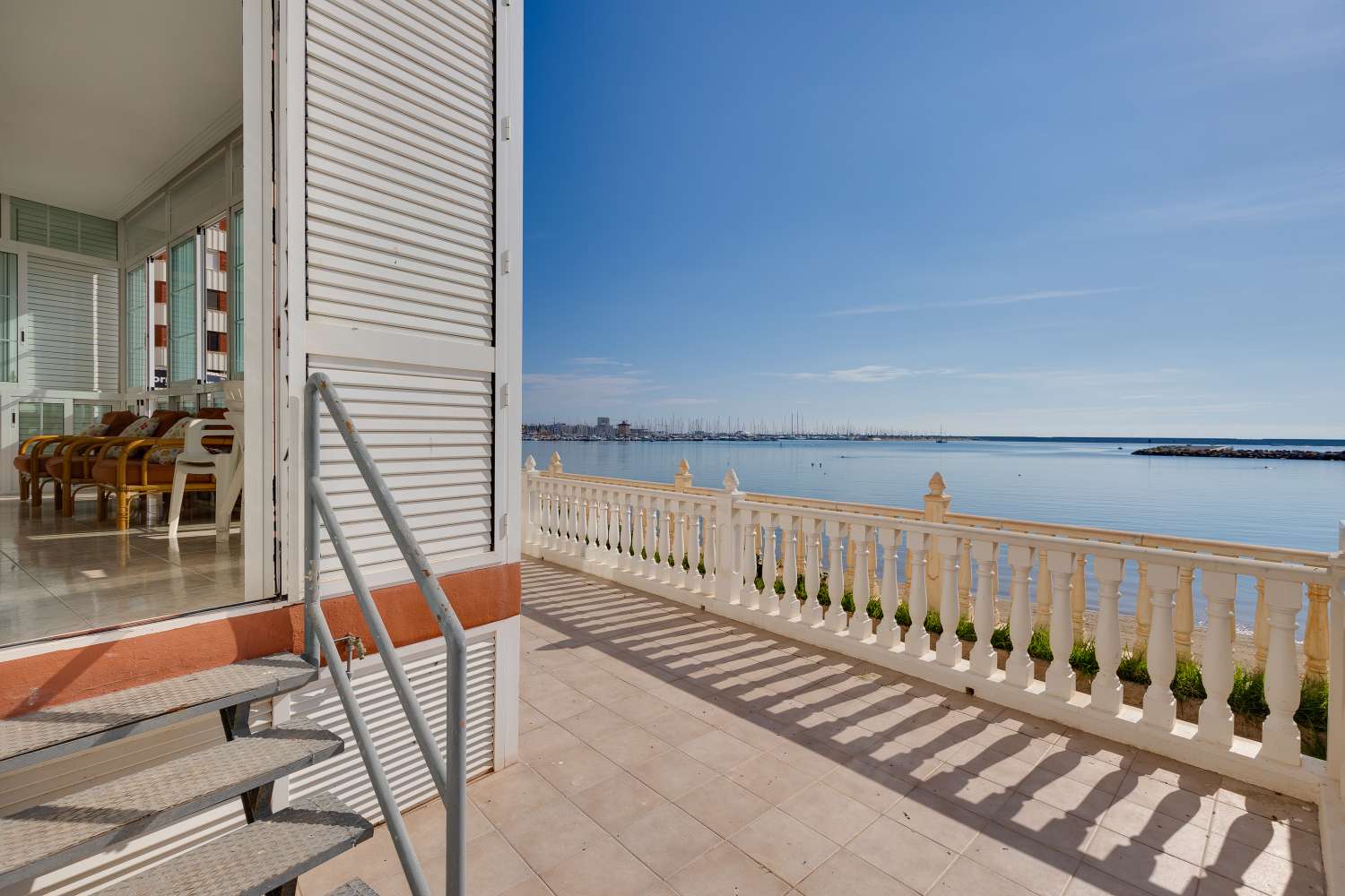 РОСКОШНАЯ КВАРТИРА FRONTLINE С ТЕРРАСОЙ ПЛОЩАДЬЮ 38 М² И ВИДОМ НА МОРЕ