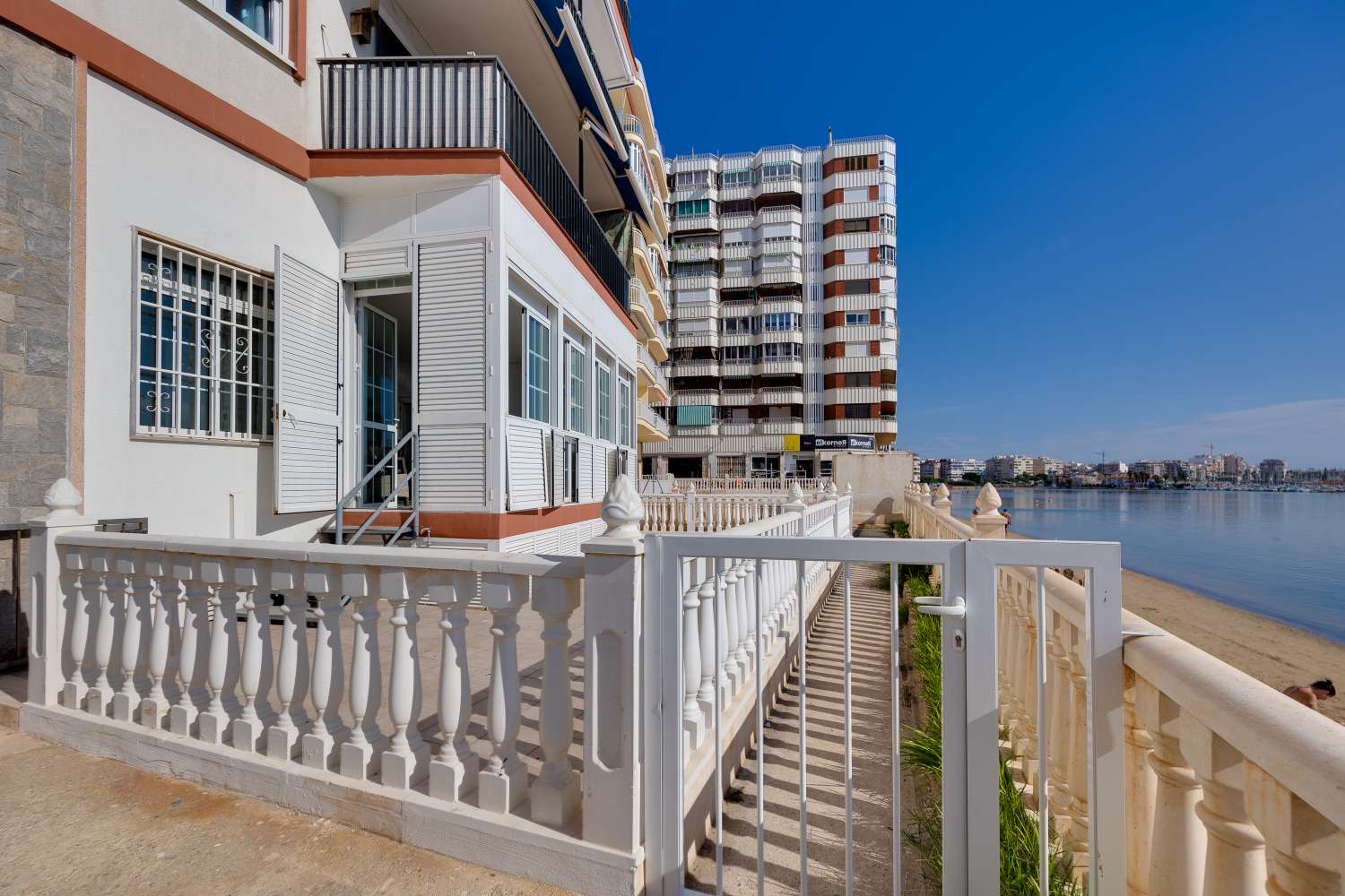 РОСКОШНАЯ КВАРТИРА FRONTLINE С ТЕРРАСОЙ ПЛОЩАДЬЮ 38 М² И ВИДОМ НА МОРЕ