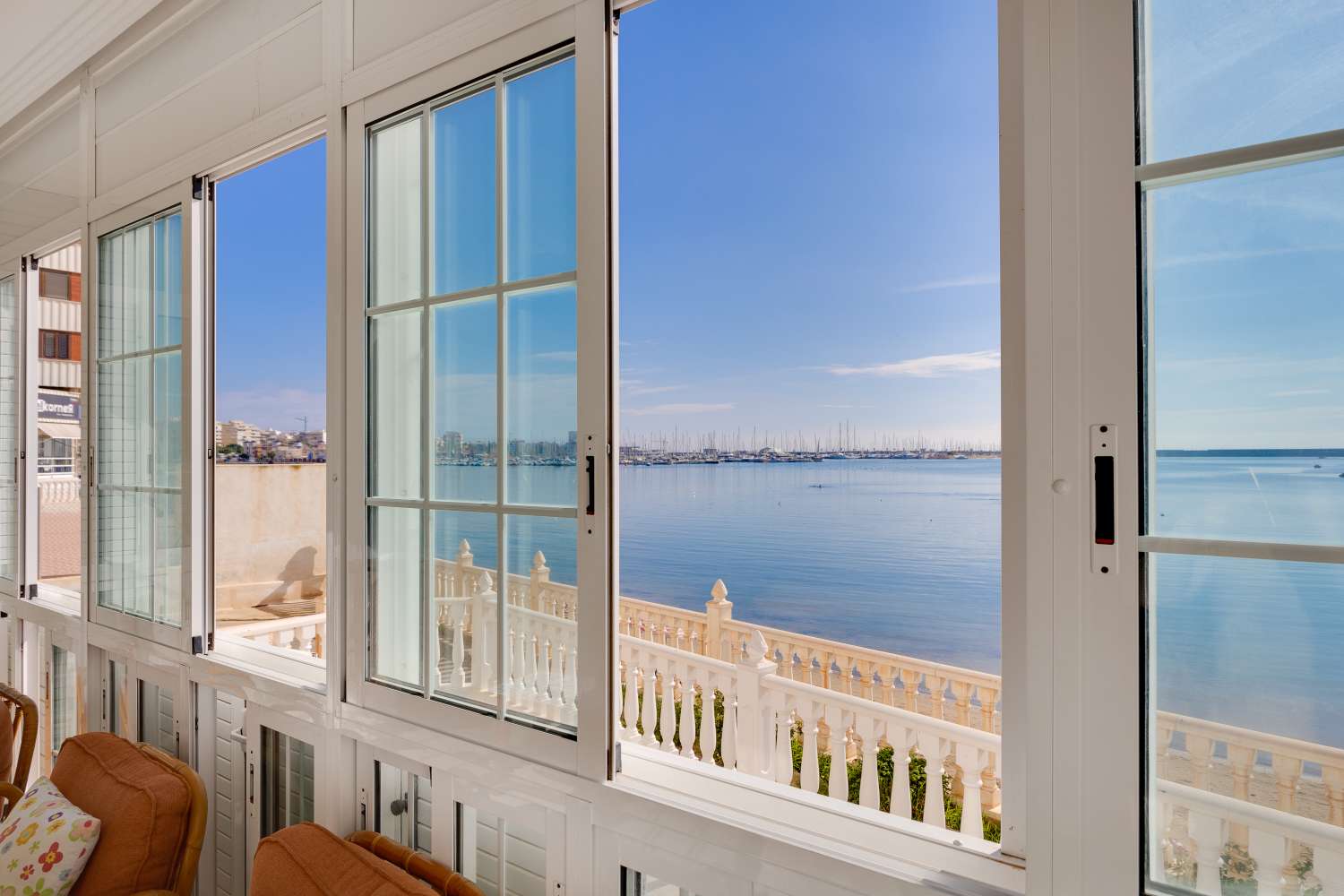 РОСКОШНАЯ КВАРТИРА FRONTLINE С ТЕРРАСОЙ ПЛОЩАДЬЮ 38 М² И ВИДОМ НА МОРЕ