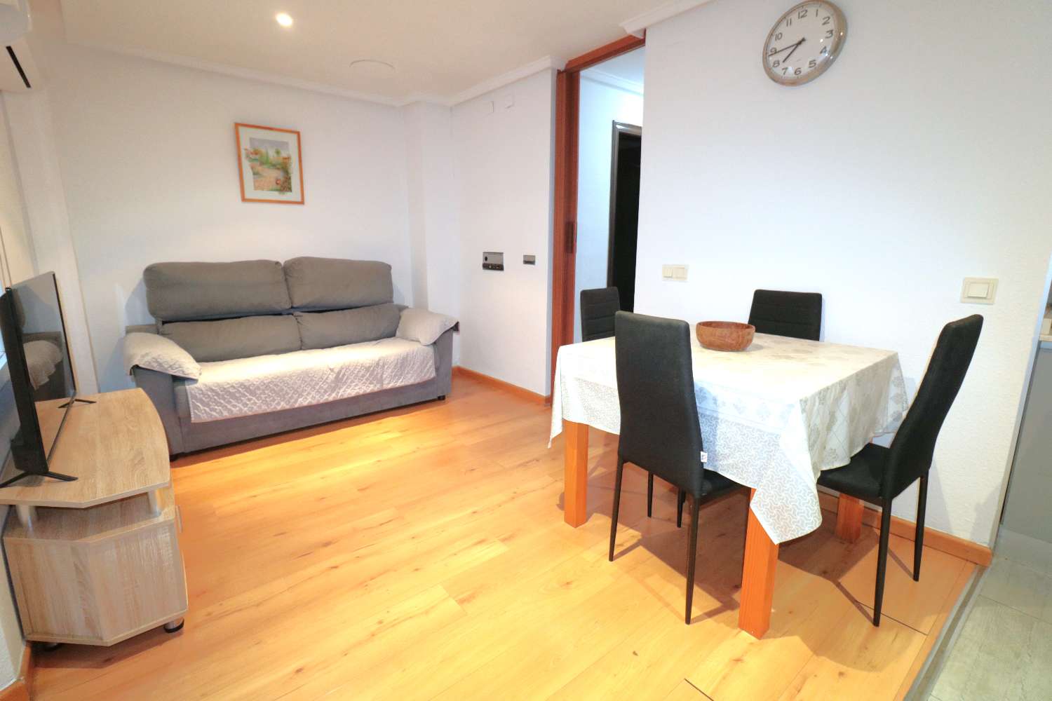 KUNNOSTETTU TALO TORREVIEJAN SYDÄMESSÄ, 300 METRIN PÄÄSSÄ PROMENADISTA