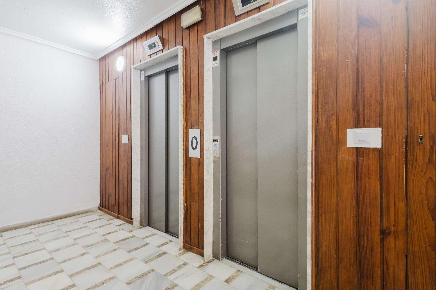 ASUNTO ACEQUIÓNIN RANNAN ENSIMMÄISELLÄ LINJALLA: VALOA, TILAA JA TERASSIA MERINÄKÖALALLA