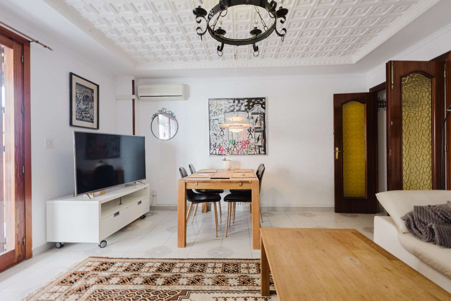 ASUNTO ACEQUIÓNIN RANNAN ENSIMMÄISELLÄ LINJALLA: VALOA, TILAA JA TERASSIA MERINÄKÖALALLA