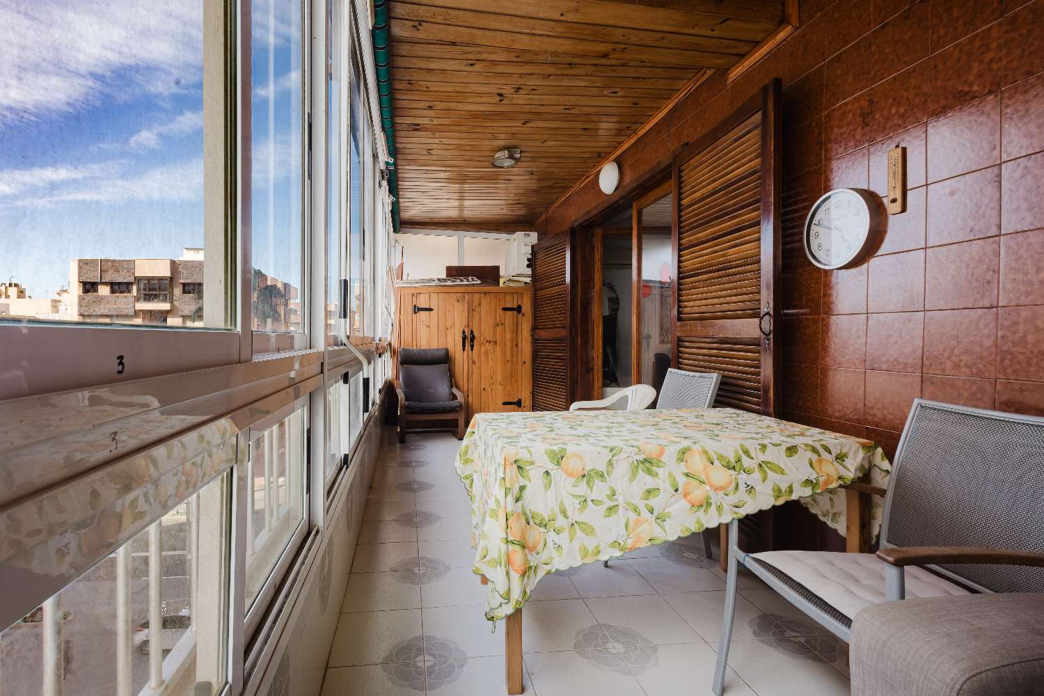 ASUNTO ACEQUIÓNIN RANNAN ENSIMMÄISELLÄ LINJALLA: VALOA, TILAA JA TERASSIA MERINÄKÖALALLA