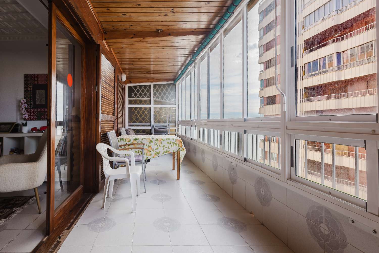 ASUNTO ACEQUIÓNIN RANNAN ENSIMMÄISELLÄ LINJALLA: VALOA, TILAA JA TERASSIA MERINÄKÖALALLA