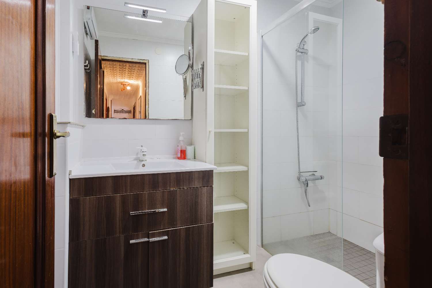 ASUNTO ACEQUIÓNIN RANNAN ENSIMMÄISELLÄ LINJALLA: VALOA, TILAA JA TERASSIA MERINÄKÖALALLA