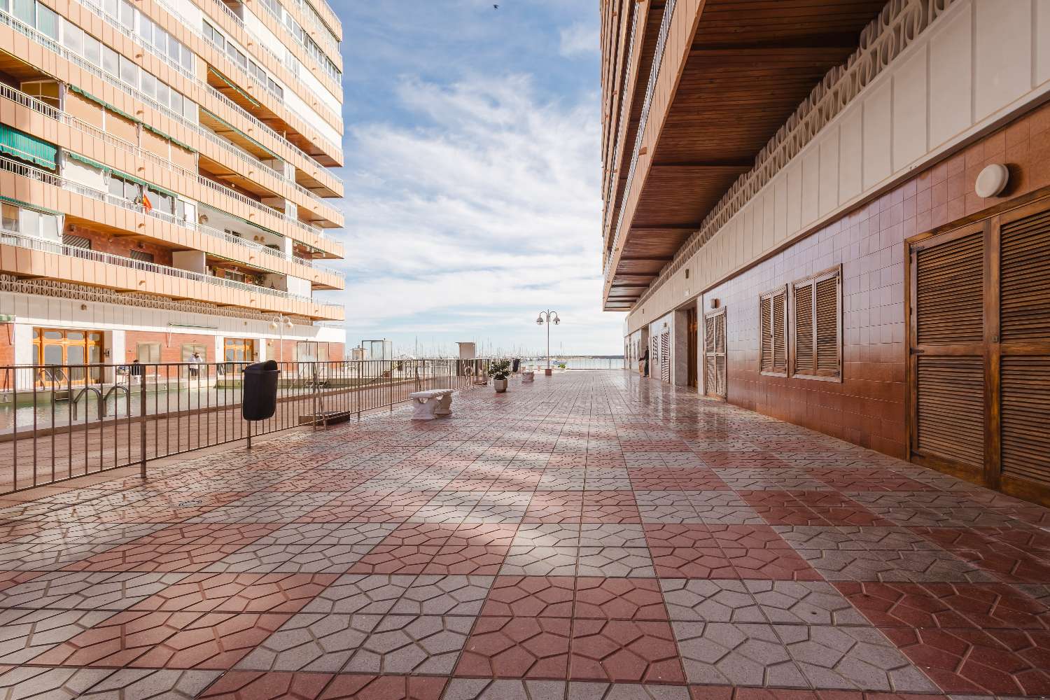 ASUNTO ACEQUIÓNIN RANNAN ENSIMMÄISELLÄ LINJALLA: VALOA, TILAA JA TERASSIA MERINÄKÖALALLA