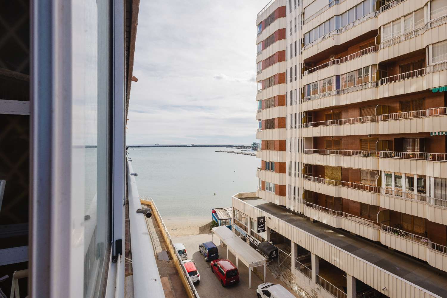 ASUNTO ACEQUIÓNIN RANNAN ENSIMMÄISELLÄ LINJALLA: VALOA, TILAA JA TERASSIA MERINÄKÖALALLA