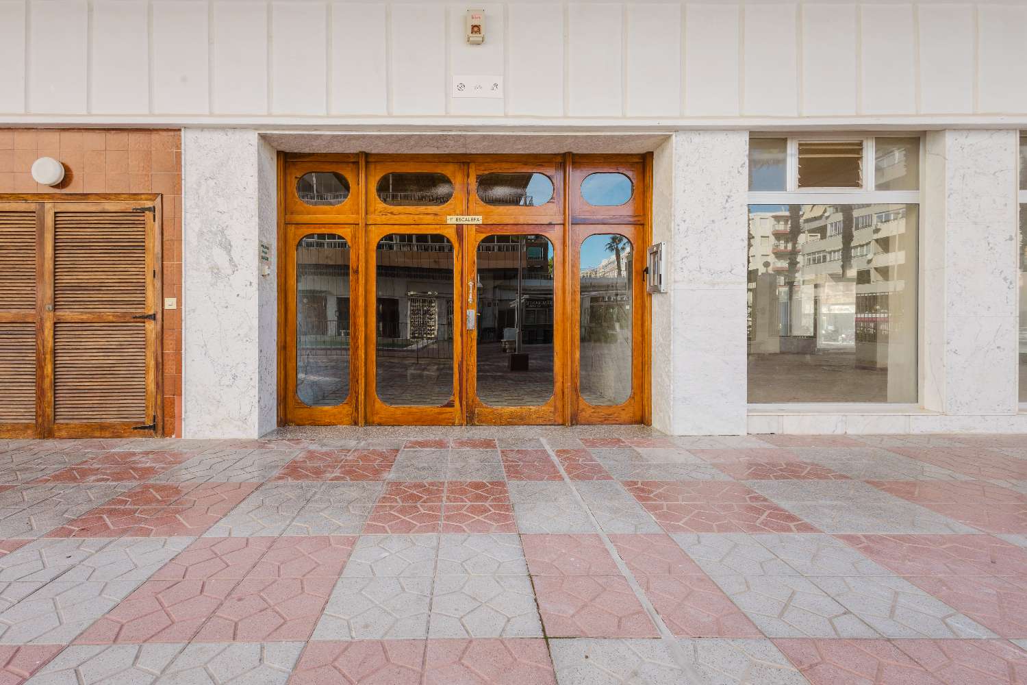 ASUNTO ACEQUIÓNIN RANNAN ENSIMMÄISELLÄ LINJALLA: VALOA, TILAA JA TERASSIA MERINÄKÖALALLA