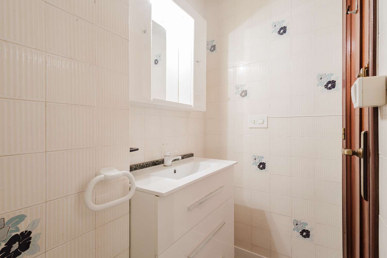 ASUNTO ACEQUIÓNIN RANNAN ENSIMMÄISELLÄ LINJALLA: VALOA, TILAA JA TERASSIA MERINÄKÖALALLA