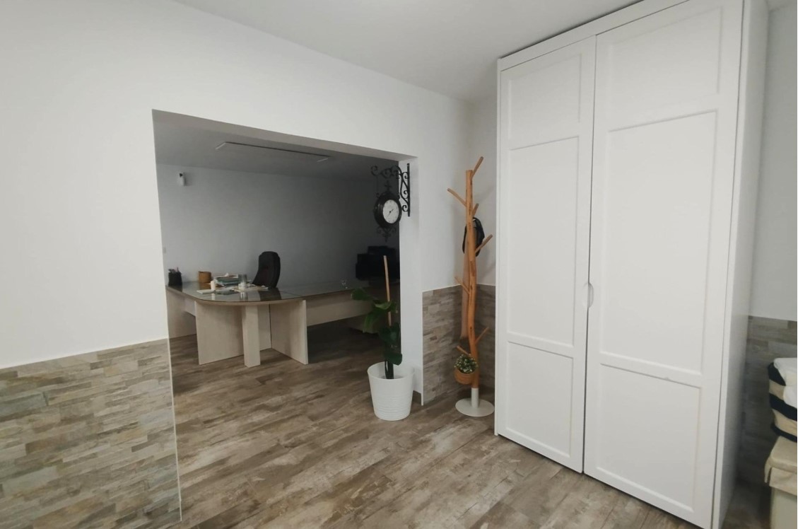 VILLAMARTÍN – CHALET INDEPENDIENTE FRENTE A PARQUE CON PISCINA PRIVADA Y SÓTANO