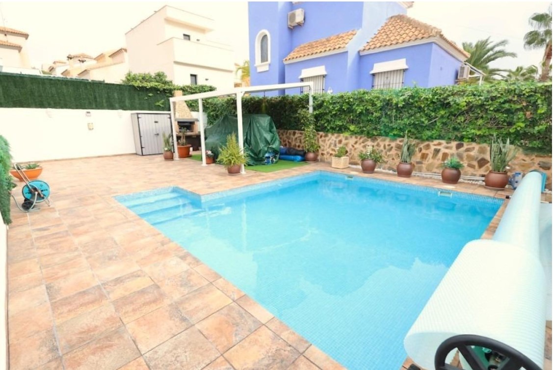 VILLAMARTÍN – CHALET INDEPENDIENTE FRENTE A PARQUE CON PISCINA PRIVADA Y SÓTANO