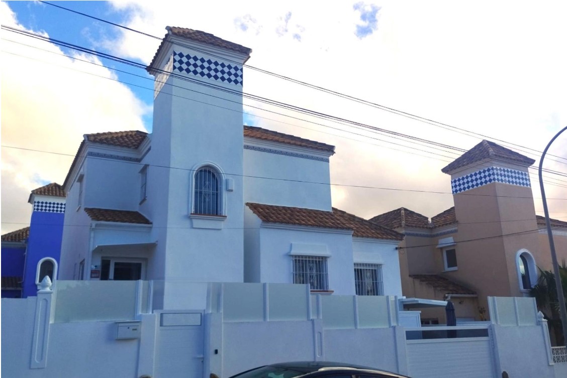 VILLAMARTÍN – CHALET INDEPENDIENTE FRENTE A PARQUE CON PISCINA PRIVADA Y SÓTANO